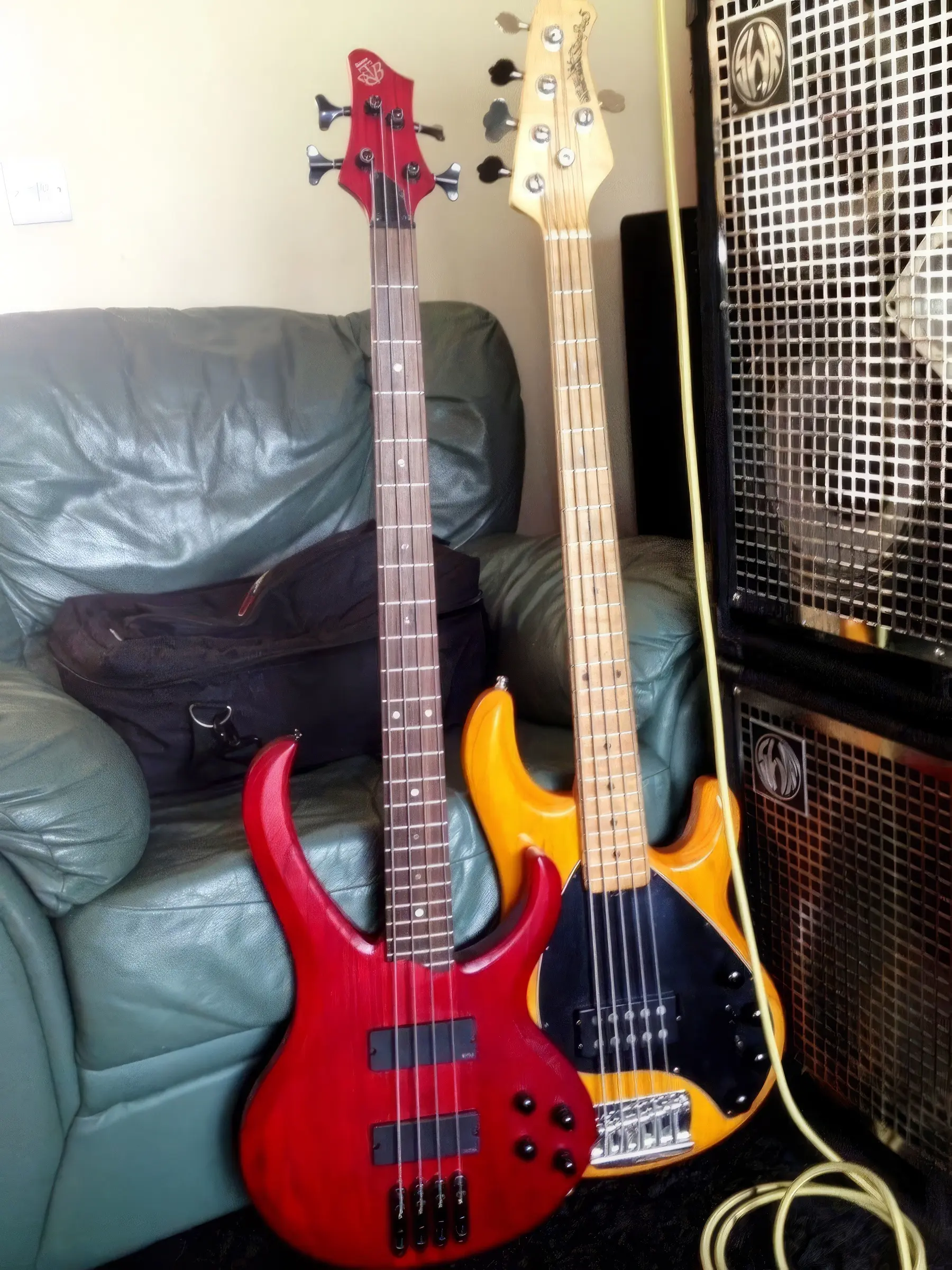Po lewo: Ibanez BTB700DX, a po prawo: MusicMan StingaRay 5 (EB) bass ibanez btb700dx