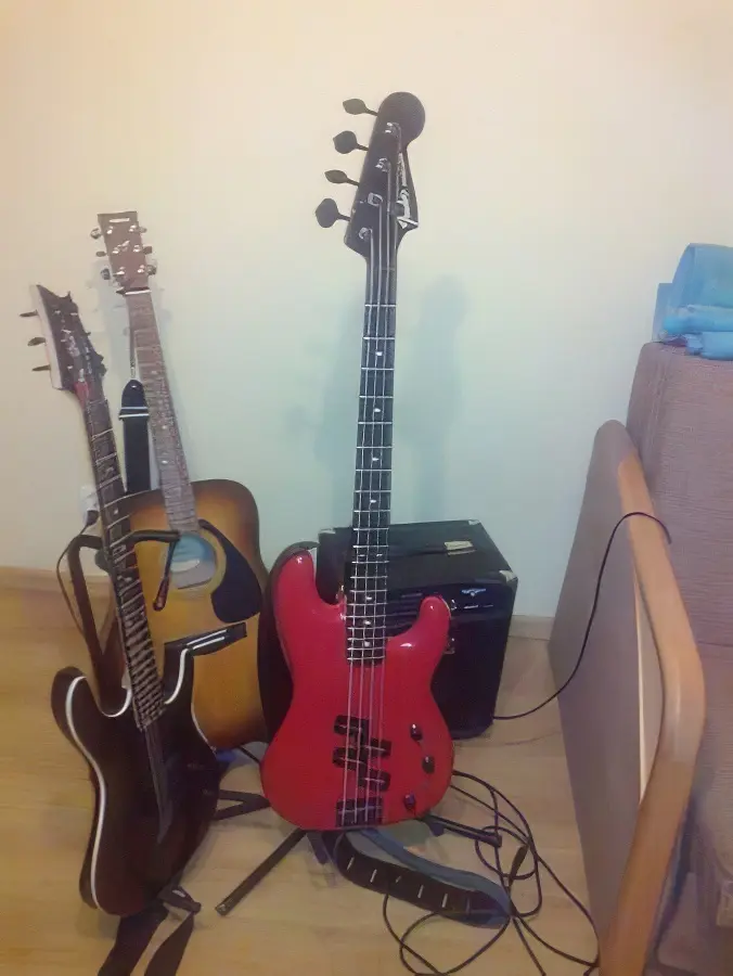 czerwony z pannami i małym fenderkiem rumble gitara fender boxer pb555