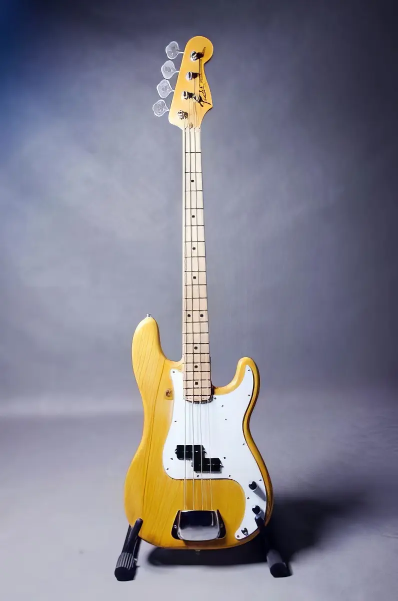 Fender Precision 77 - Kuba Wojciechowski fot. Mateusz Kunicki (2012) gitara fender precision 77