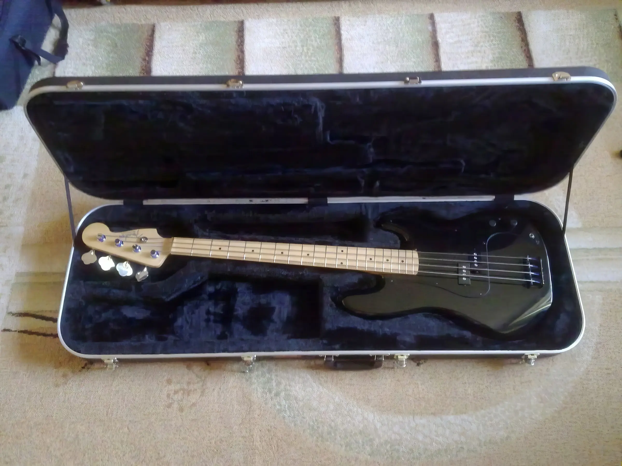Fender Precision Bass + D'Addario Chromes + Case SKB