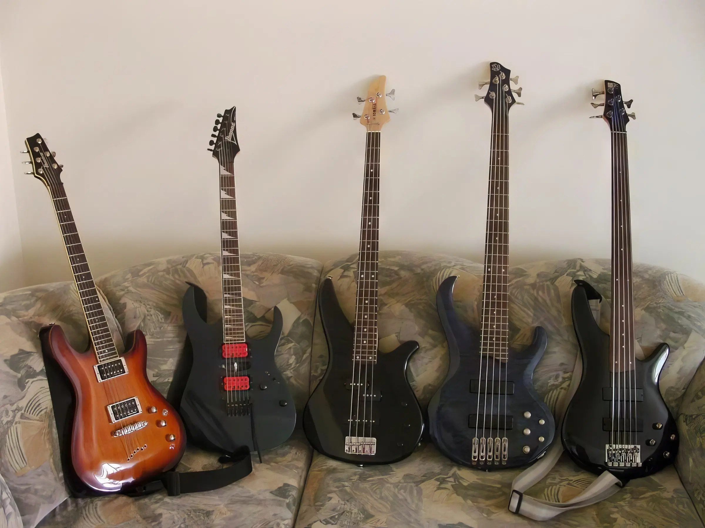 Piąteczka, od lewej Ibanez N427, Ibanez RG170DX z Dimarzio IBZ USA F2, dalej Yamaha RBX170, Ibanez BTB405QM i Ibanez  SR305 Fret gitara kolekcja basów