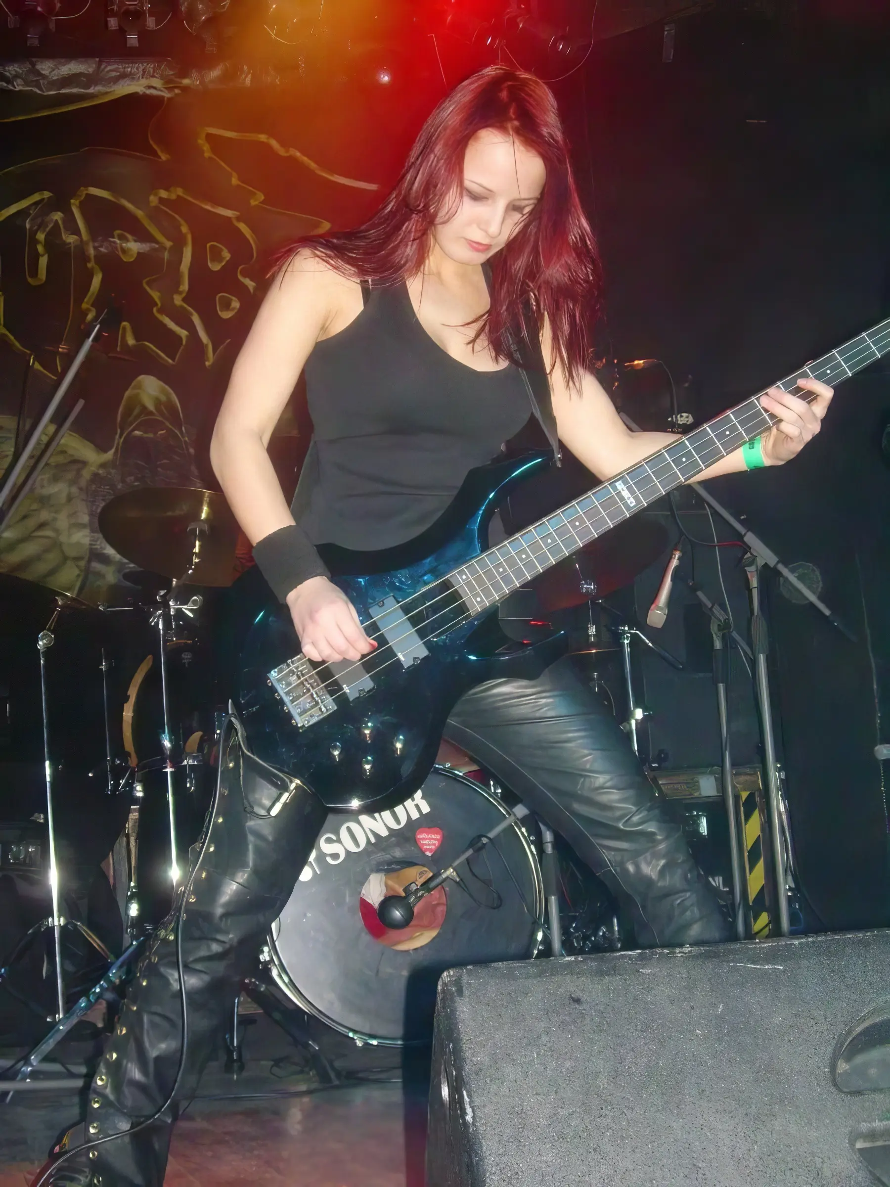 basistka słowackiego zespołu Ravenclav koncertującego w Krakowie w Walentynki 2010 osoby tonka von killraven
